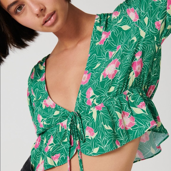 Aritzia | Sunday Best Crop Tie Blouse - Picture 2 of 5